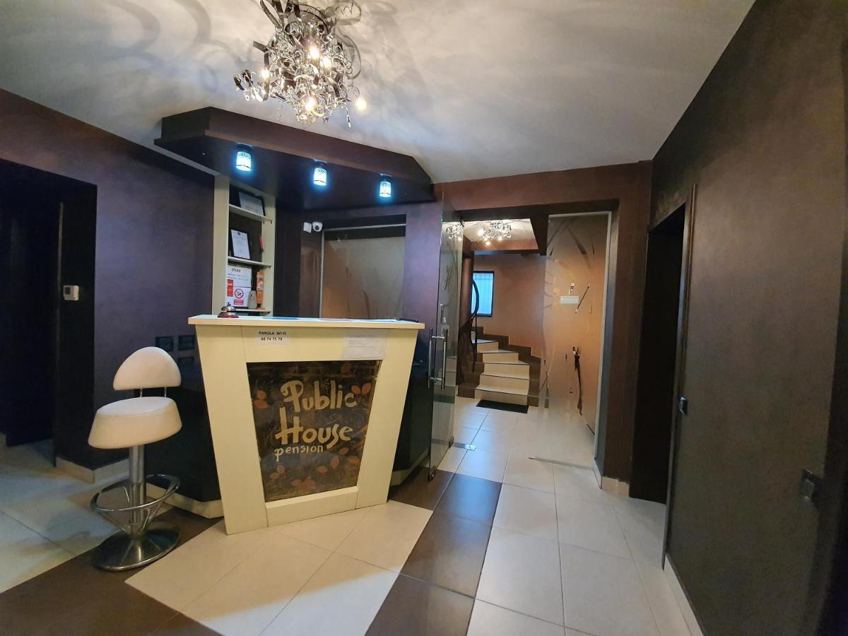 Pensiunea Public House 부스테니 외부 사진