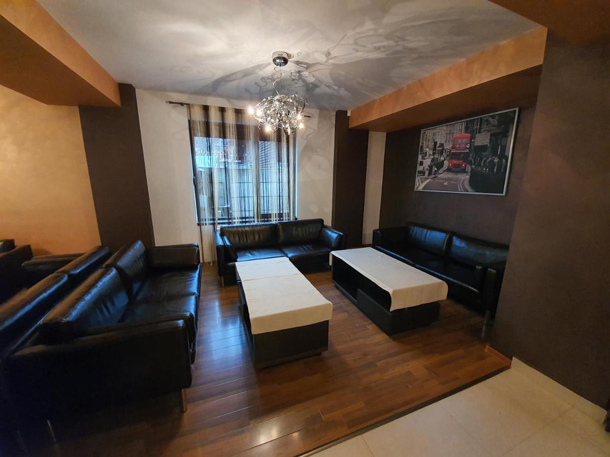 Pensiunea Public House 부스테니 외부 사진