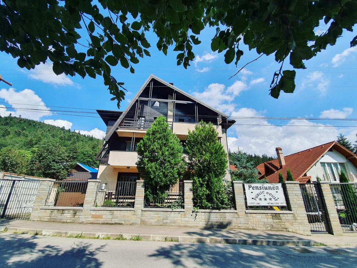 Pensiunea Public House 부스테니 외부 사진